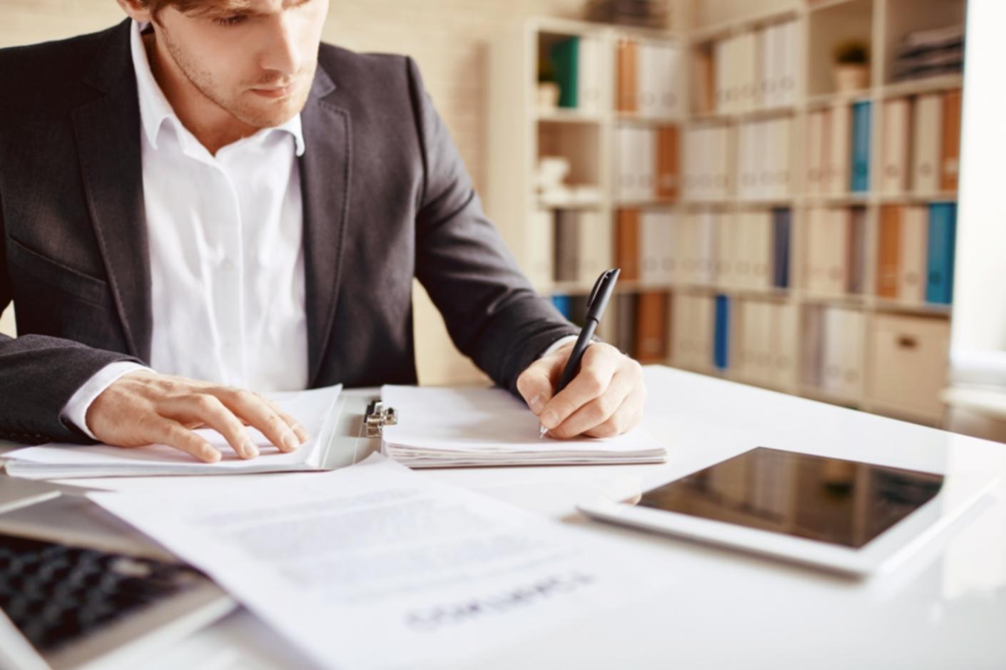 Zefraelelyra office workspace environment